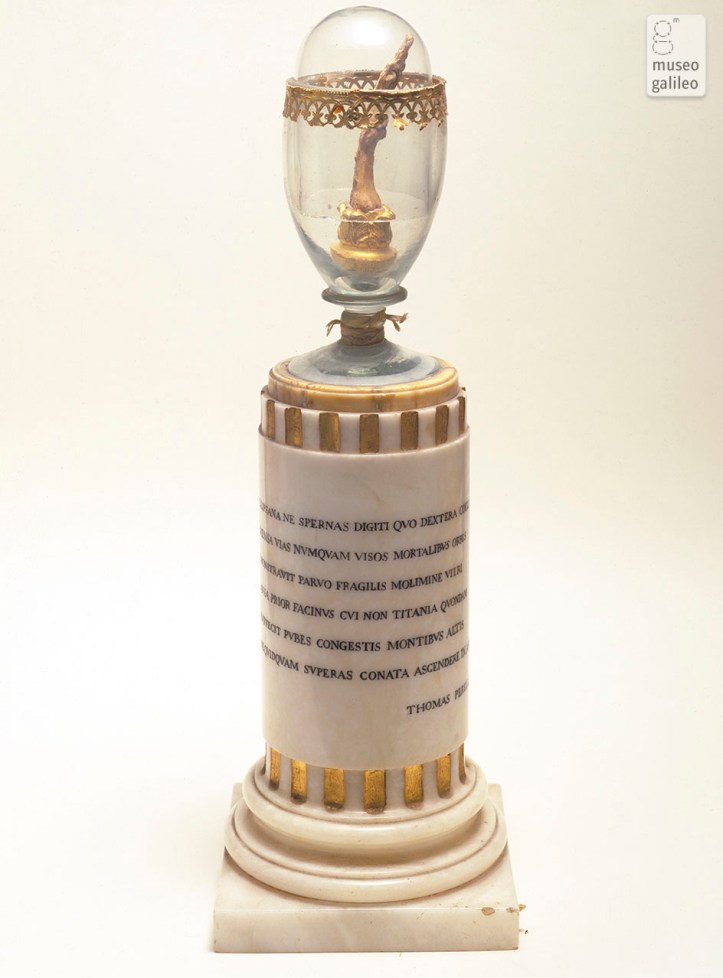 Έκθεμα από το Μουζέο Γαλιλαίο- το μεσαίο δάκτυλο του Γαλιλαίου